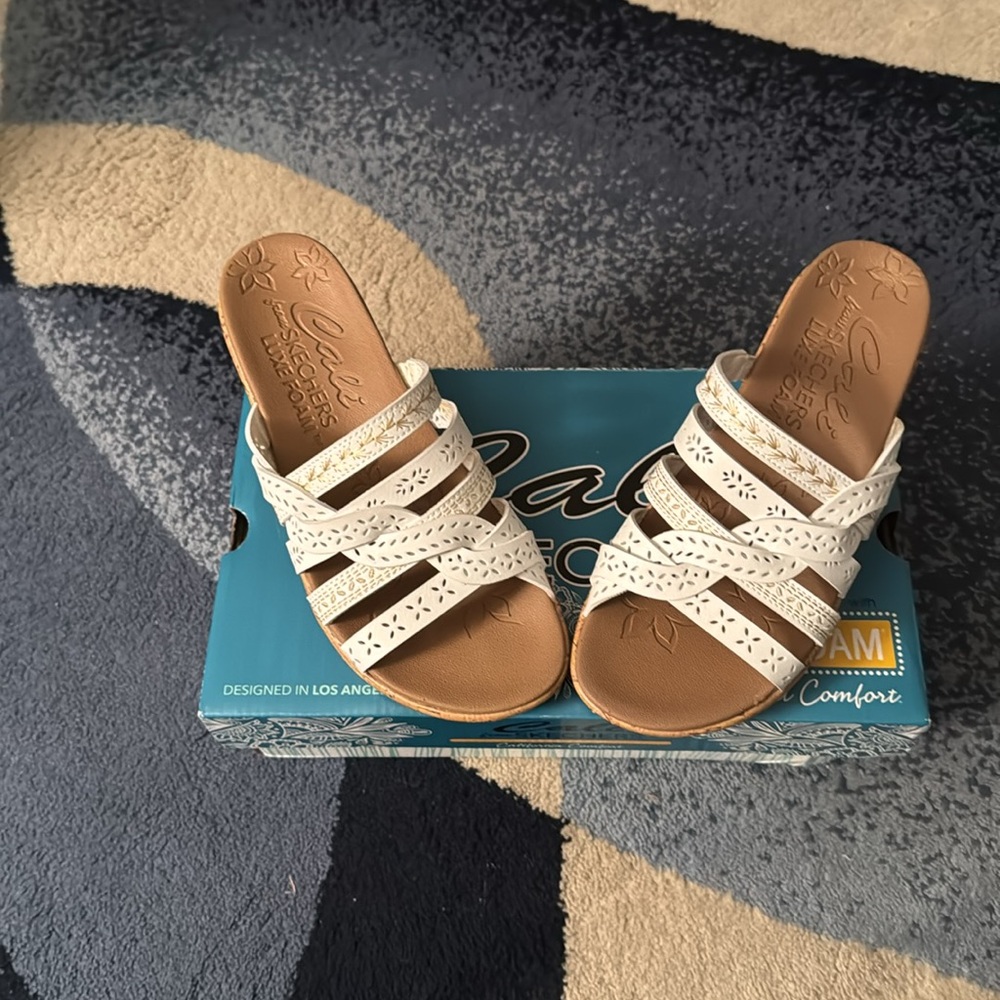 Total comfort Skechers Women's White wedge Sandals
